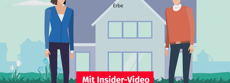 Ein Paar steht vor einem Haus, dass es verkaufen möchte, im Hintergrund sieht man die Silhoutte einer Stadt im Vordergrund ist ein Button "Mit Insider-Video" | Immobilie erben ohne Testament