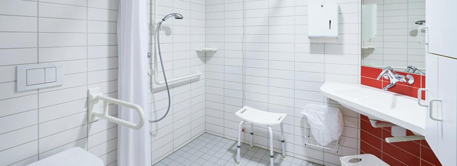 Weiß gefliestes barrierefreies Badezimmer - Barrierefreier Umbau