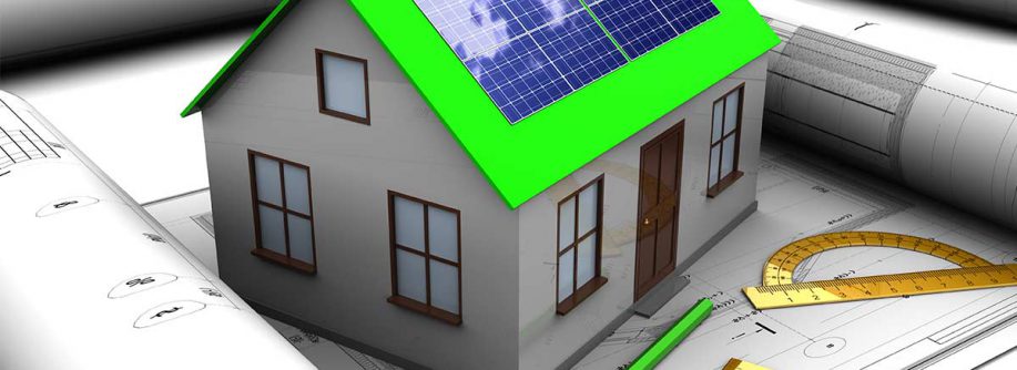 Ein Modell eines Hauses mit grünem Dach und Photovoltaikanlage steht auf einem Bauplan, rundherum liegen weitere Rollen Baupläne, Stifte und Lineale | Energieeffizient bauen