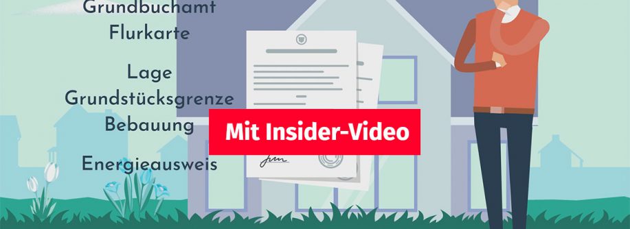 Ein Mann steht vor einem Haus und überlegt, welche Unterlagen beim Immobilienverkauf nötig sind | Unterlagen Immobilienverkauf