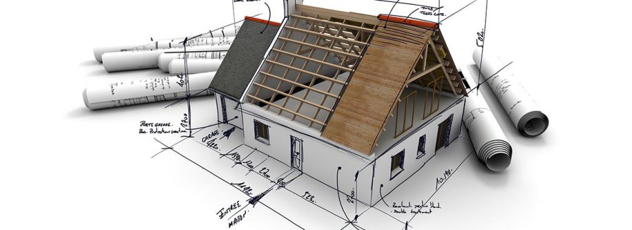 auf einer Grundrisszeichnung steht ein Modellhaus, daran befinden sich Skizzen und Notizen, im Hintergrund liegen weitere Baupläne | Haus bauen oder Haus kaufen