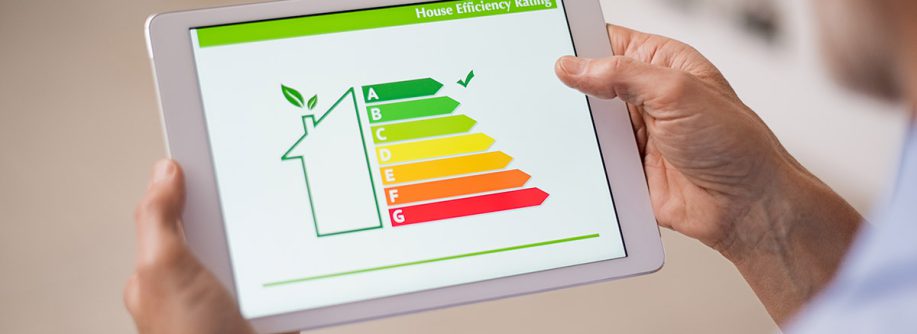 Ein Mann schaut auf ein Tablet, das die Energiebilanz seines Hauses anzeigt | Energieausweis