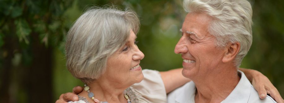 zwei Rentner freuen sich über ihren Immobilienverkauf