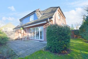 10 Vor dem Wohnbereich steht eine grosse Terrasse mit Markise zur Verfuegung