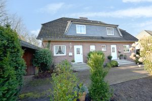 1 Das Haus steht in zweiter Reihe und ist gruen umrahmt