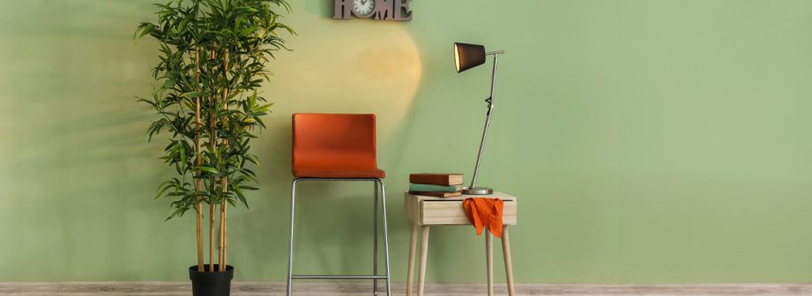 Schlicht eingerichtetes Wohnzimmer mit neutralen Farben und stilvollen Möbeln, das durch professionelles Home Staging optimal für Immobilienbesichtigungen vorbereitet wurde | Home Staging