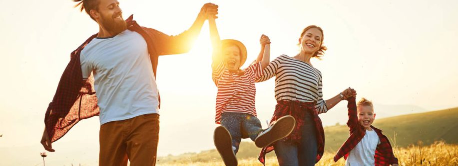 Familie mit Kindern, glücklich in der Natur