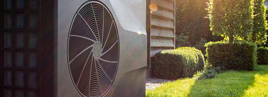 Eine Wärmepumpe im Garten einer Immobilie | Immobilienbewertung