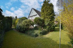 25 sr Das Haus ist gruen eingebettet