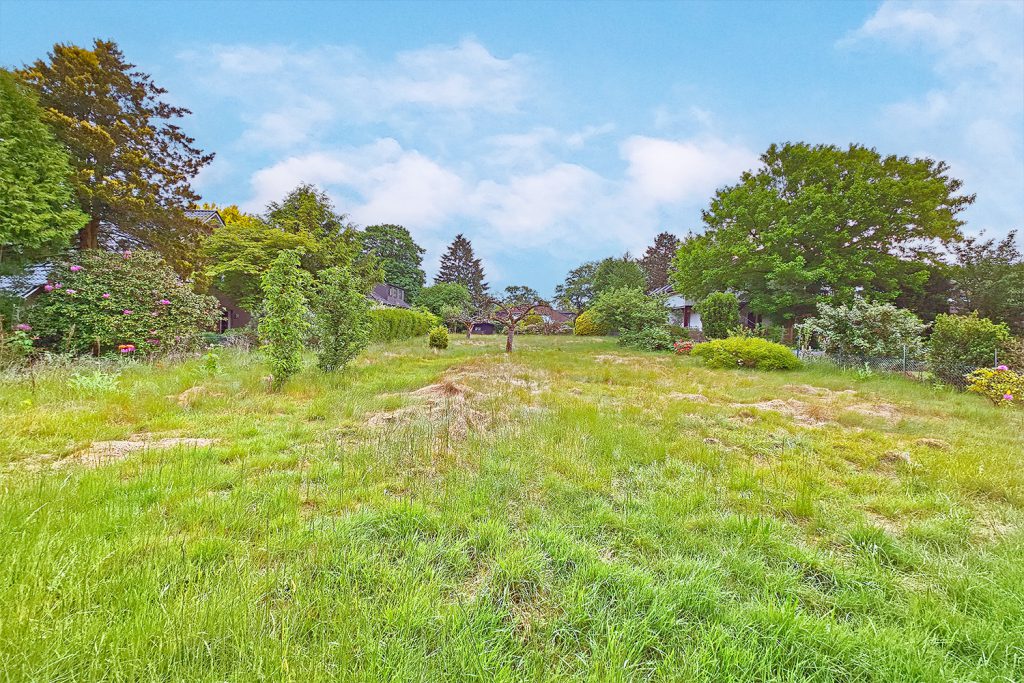 FG Das ueber 2.000 m² grosse Grundstueck liegt in einer beschaulichen Wohnstrasse 20250527 064645 HDR sr 90