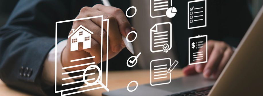 Ein Immobilienkaufinteressent geht an seinem Laptop seine Checkliste für den Immobilienverkauf durch | Checkliste Immobilienkauf