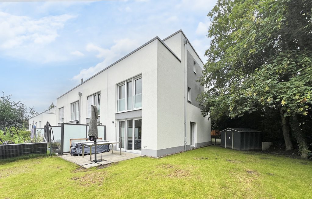 0 FG Das Endreihenhaus praesentiert sich in moderner Architektur