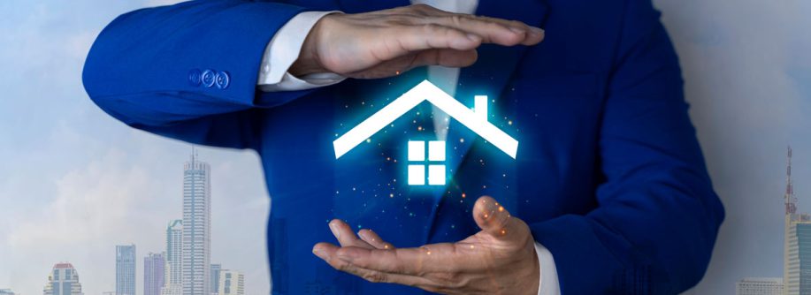ein Makler hält ein digitales Haus aus Licht in den Händen