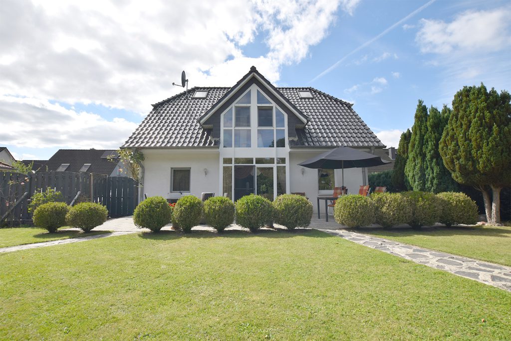 Zwischen Ahrensburg und Bargteheide leben Sie mit hohem Freizeitwert - und am besten in diesem Haus! 3 Attraktiv anzusehen . und prima Wohnkomfort fuer die Familie