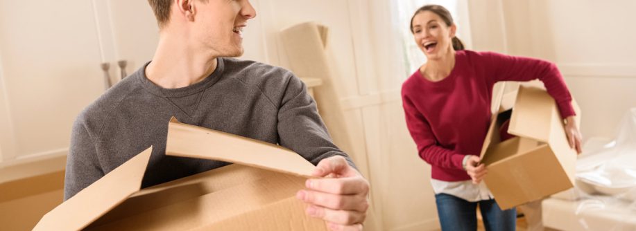 zwei junge Menschen beim EInzug oder Umzug