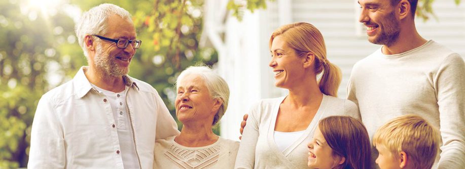 Eine glückliche Familie, die wegen eines Pflegefalls eine Lösung für die Immobilie gefunden hat | Wohnen im Alter