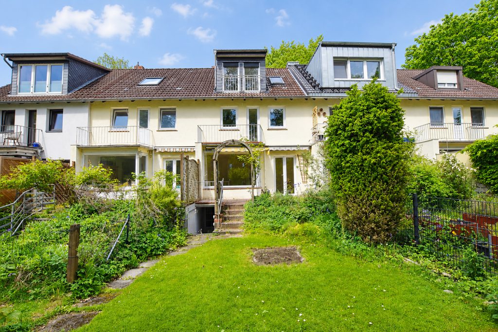 Raus aus der Miete, rein in dieses schöne Reihenhaus in Volksdorf ... prima Zustand, fairer Preis! 3 0 01 T Raus aus der Miete . rein in dieses familienfreundliche Reihenhaus