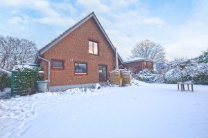1 Das gradlinige Haus ist eingebettet in gruene Gaerten