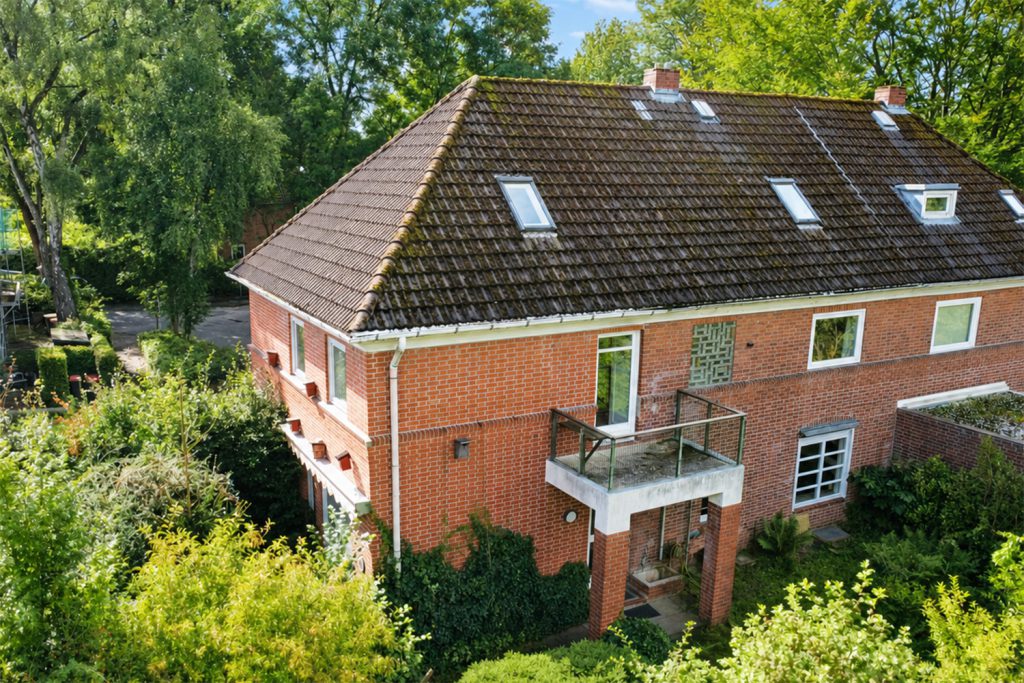 23 Eine Fassade aus solider Handwerkskunst und Klinkern
