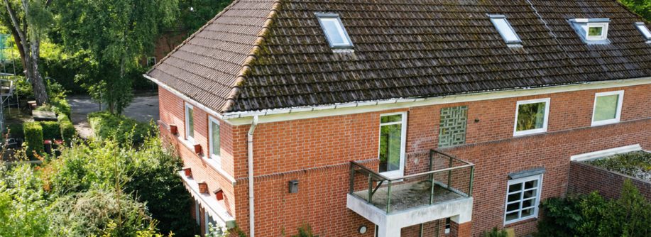 23 Eine Fassade aus solider Handwerkskunst und Klinkern